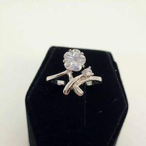 Womens size 6 flower ring CZ